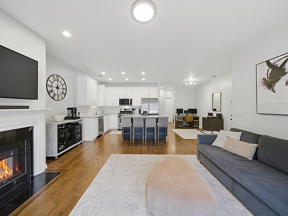 2nd image of 1623 W Grand Ave #1ER