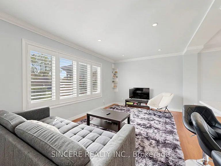 592 Canewood Cres — Photo 8