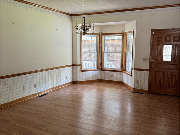 3rd image of 2521 28th Ave SW
