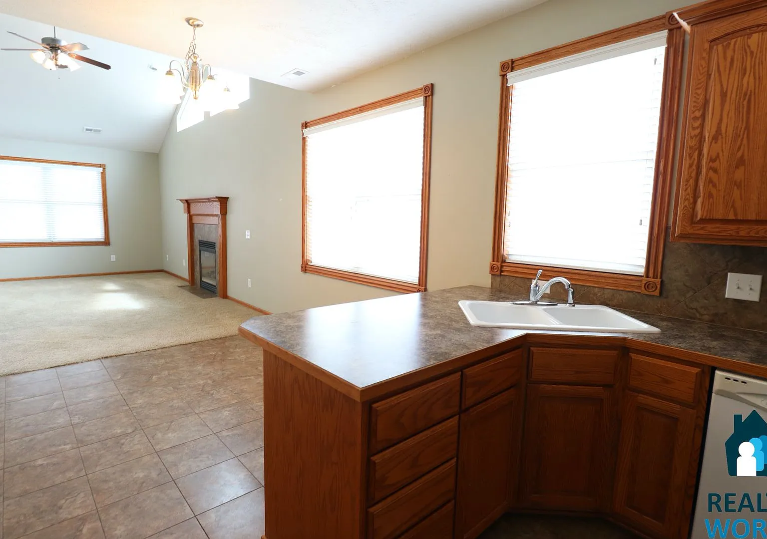Large 3 Bedroom Townhome — Photo 3