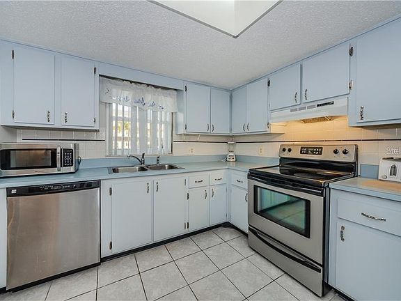 5th image of 8 Glencoe Pl APT 106