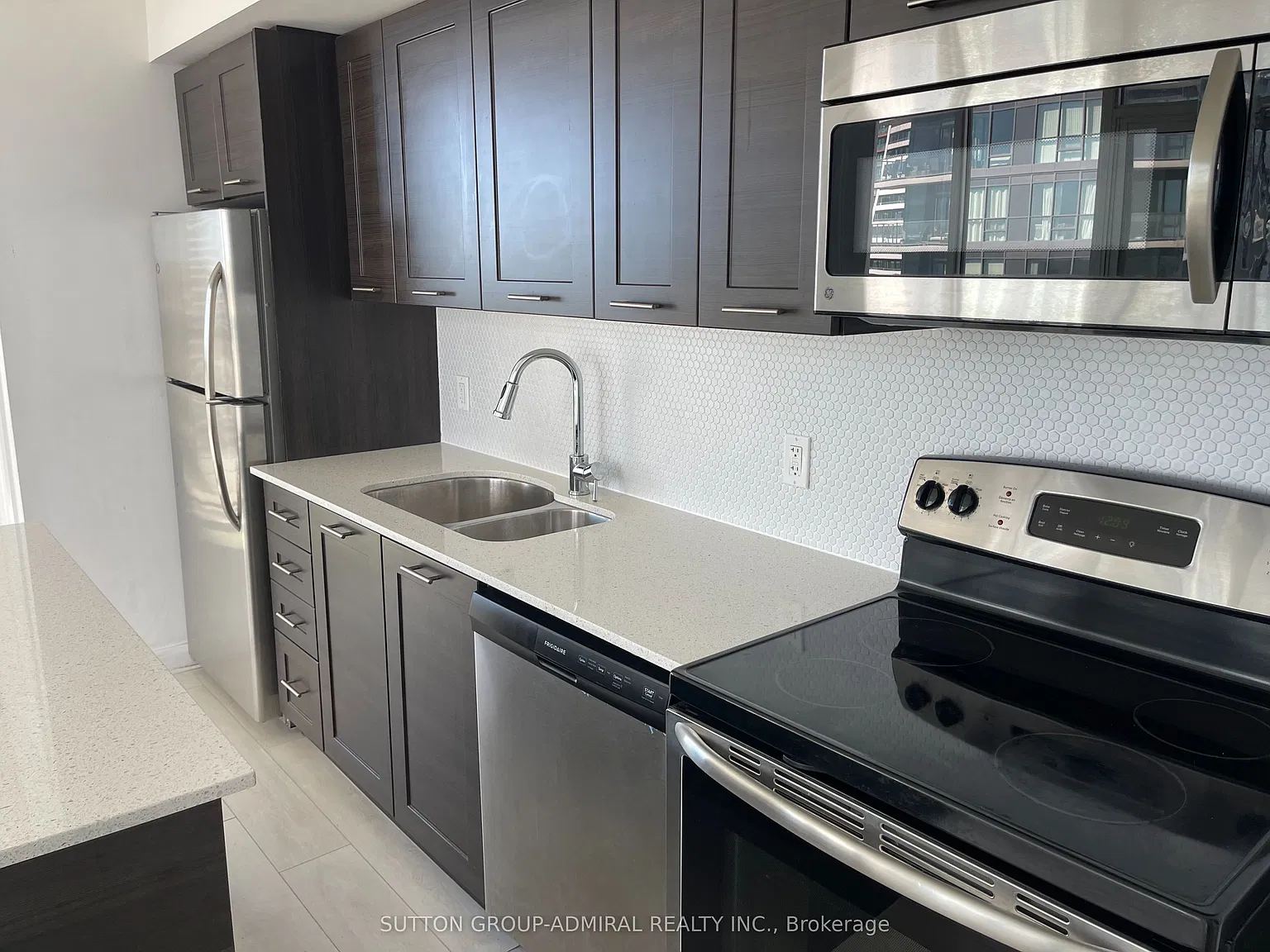 2212 Lake Shore Blvd W — Photo 3