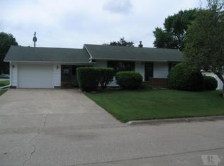 808 N Court St, Toledo, IA 52342