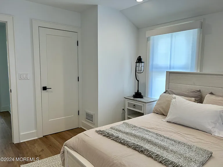 411 Sylvania Ave — Photo 21
