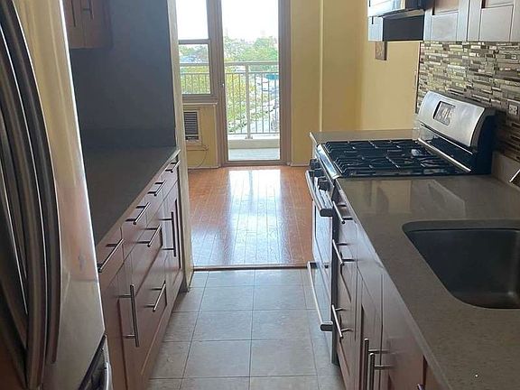 2nd image of 2925 W 5th St APT 5