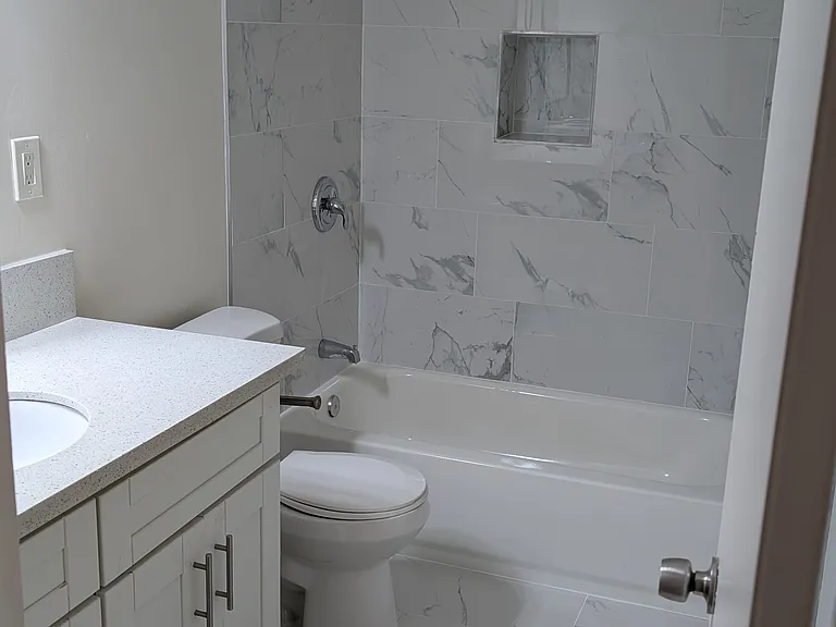 371 W Lexington Dr #4 — Photo 2