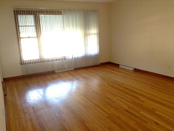 4th image of 451 Hirsch Ave
