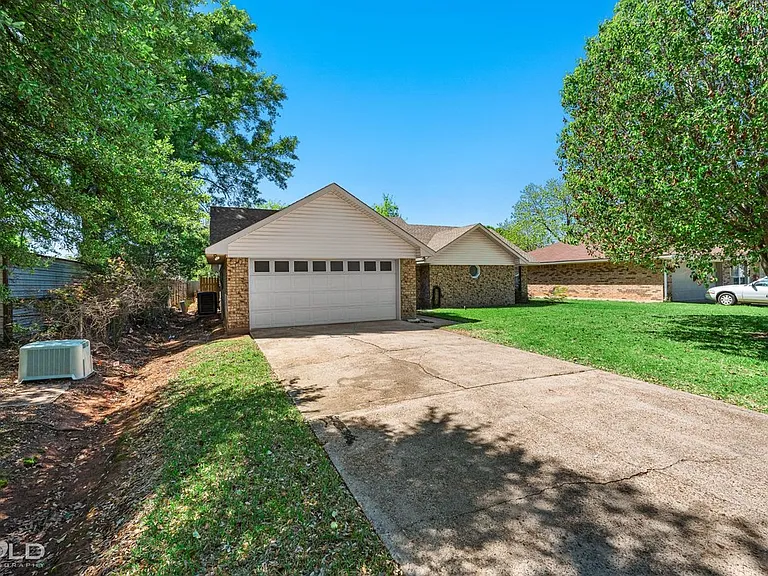 2542 Spruce Dr — Photo 4