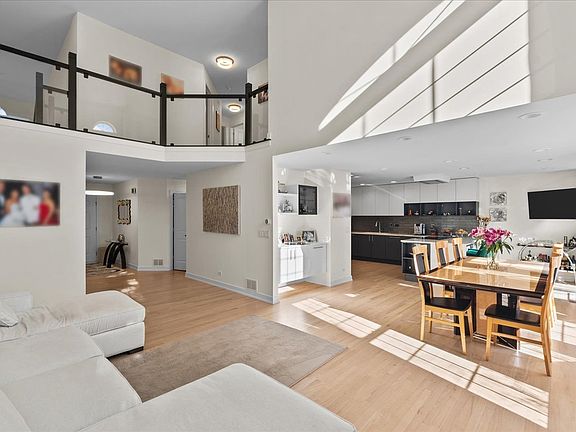4th image of 20 Wimbledon Ct