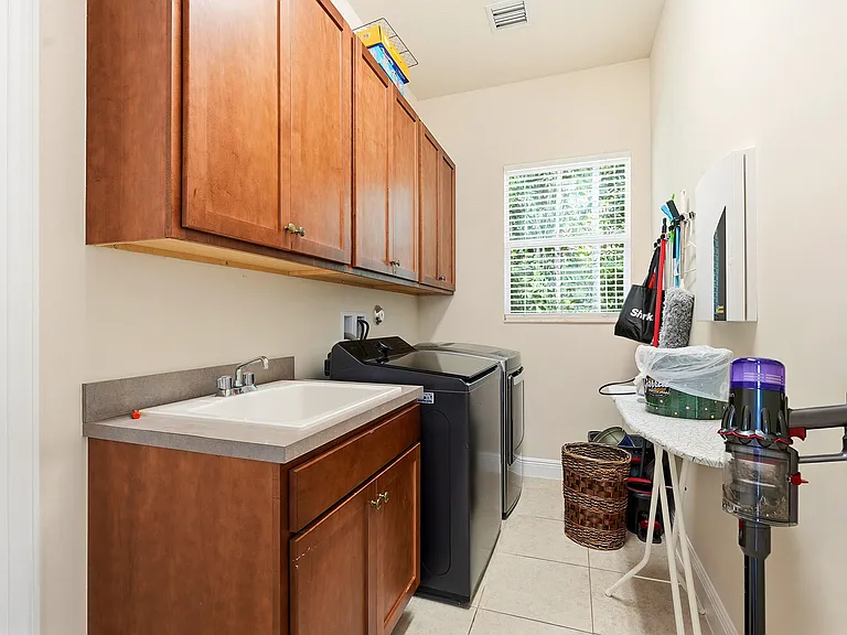 851 Edgebrook Ln — Photo 32