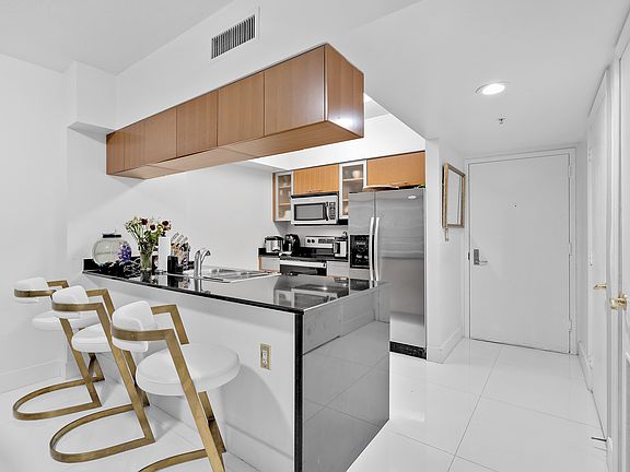 3rd image of 1750 N Bayshore Dr #1