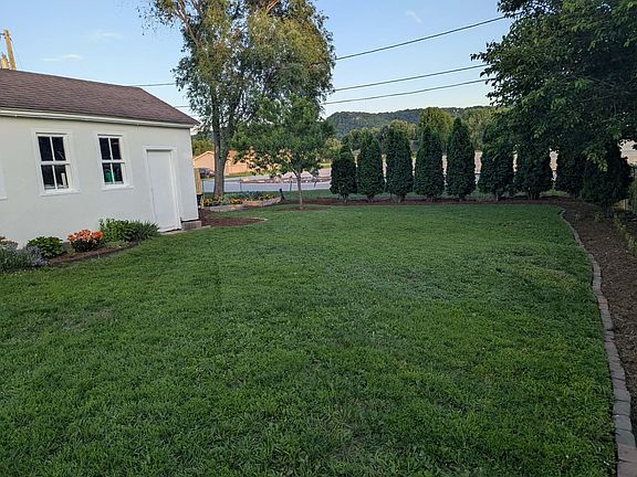 3rd image of 865 Gilmore Ave