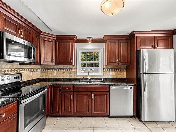 5th image of 281 Lowell St