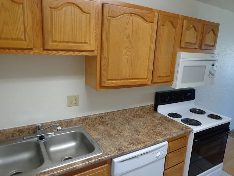 Crestwood Apartments — Photo 39