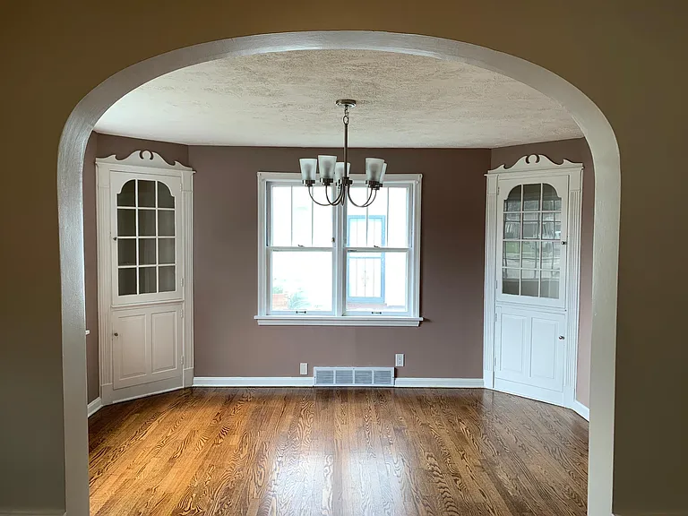 235 Everhard Rd SW — Photo 4
