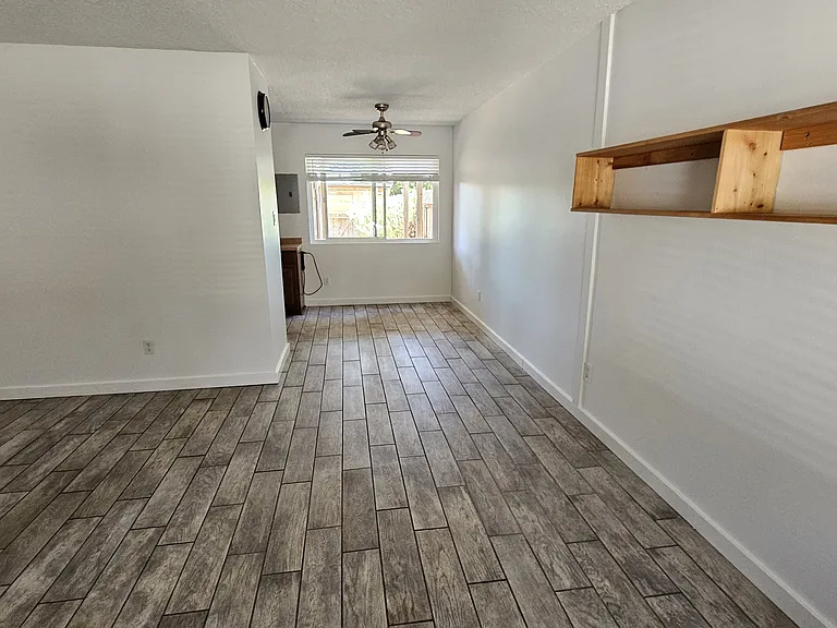 1239 Southwood Dr — Photo 2