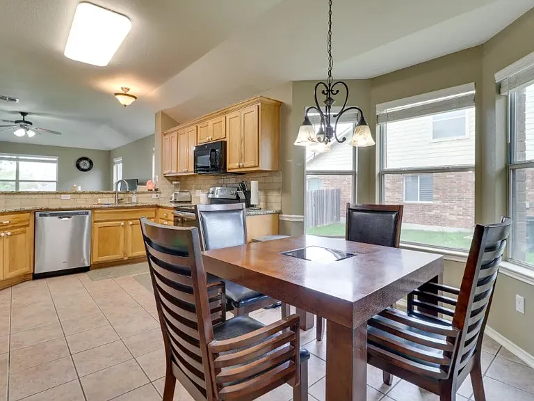 Kitchen and breakfast area