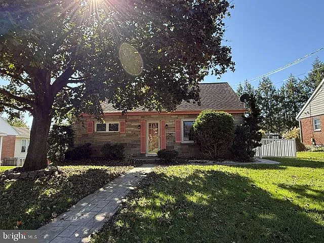 4 bed, 1.5 bath, 1704 sqft, $1,995 — Photo 1