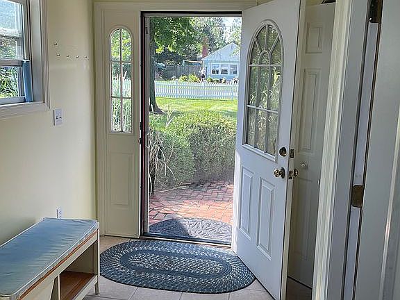 4th image of 3554 Edgewater Dr