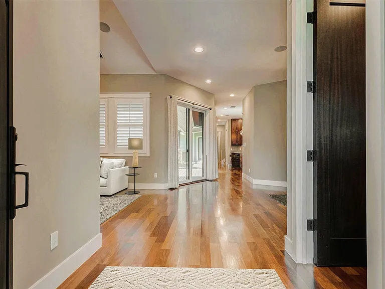 2219 Columbia St — Photo 10