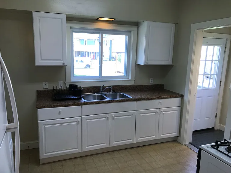 208 E Walnut St — Photo 2