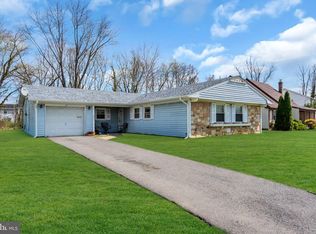 27 Genesee Ln, Willingboro, NJ