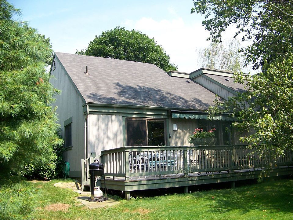 Large decj to flat back yard.
