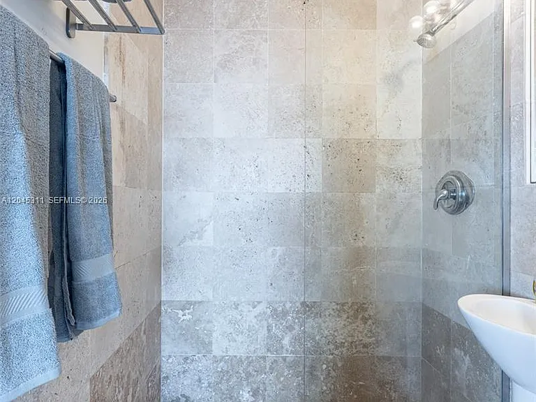 420 15th St #307 — Photo 18