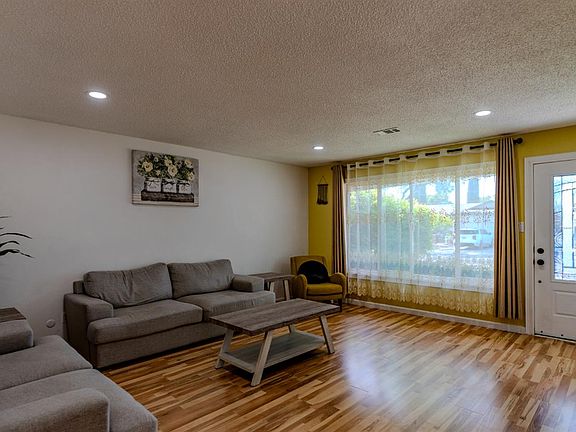 4th image of 1601 Carnation Ct