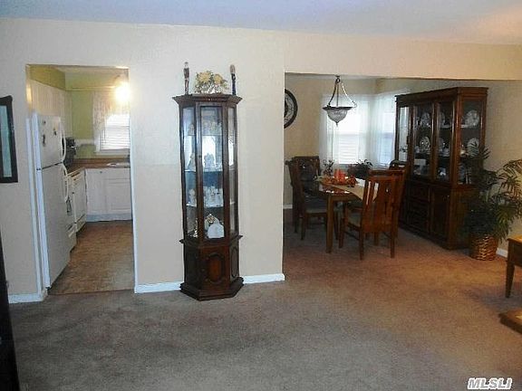 4th image of 345 Secatogue Ave