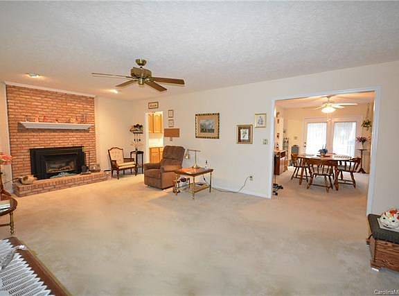2nd image of 2865 Chapman Cir