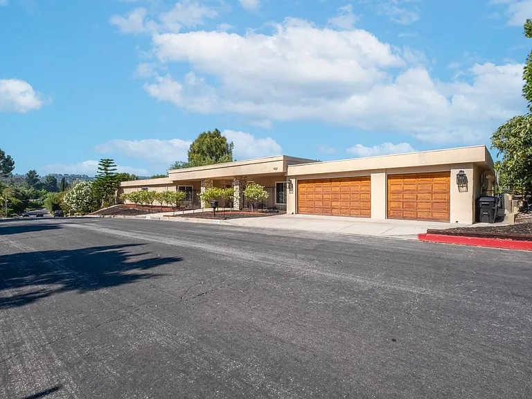 4321 Clear Valley Dr — Photo 1