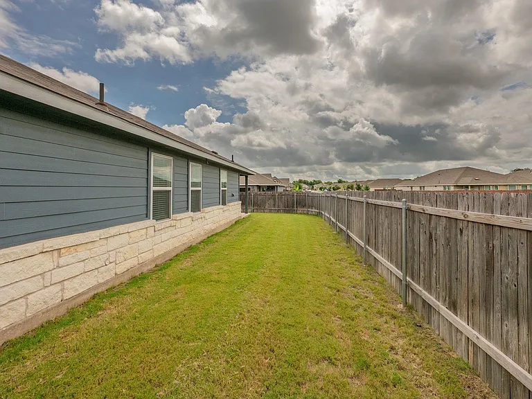 900 Main St — Photo 19