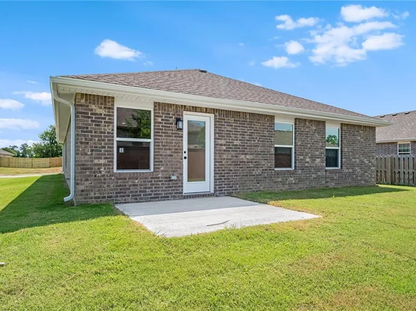 920 S Canvasback Dr, Siloam Springs, AR 72761