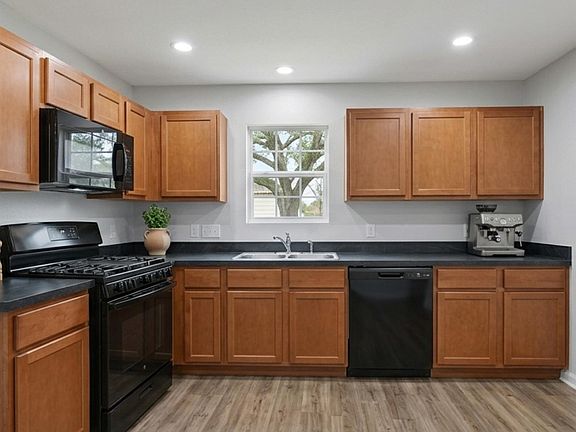4th image of 424 Baker Cir