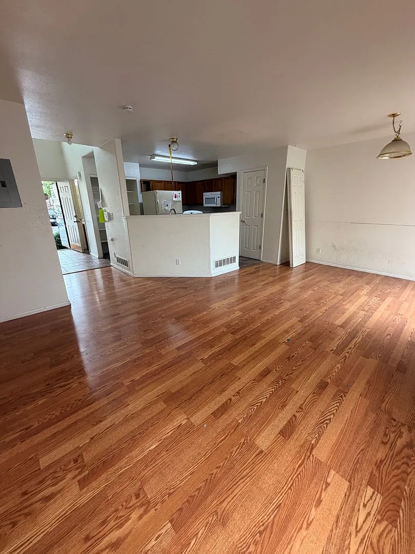 Spacious Aurora Townhome Convenient Location! — Photo 4