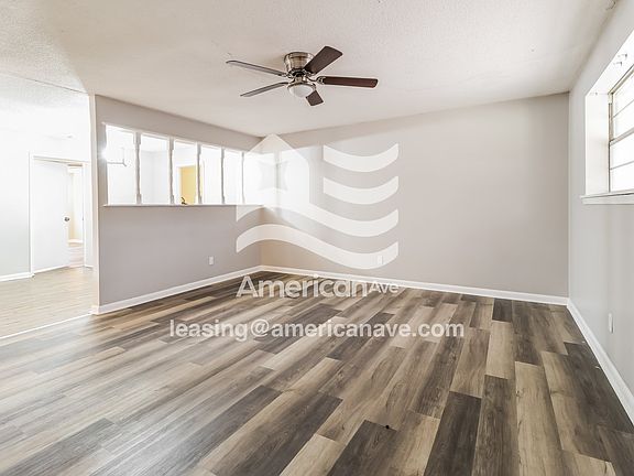 1428676_002_living_room_14219118.jpg