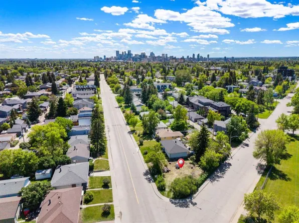 2747 Morley Trl NW, Calgary, AB T2M 4G6