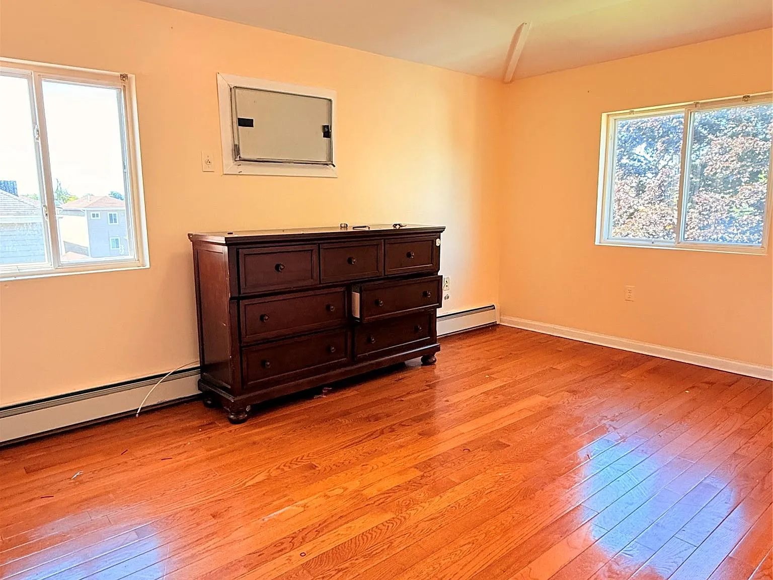 3 bed, 2.0 bath, 1200 sqft, $3,500 — Photo 3
