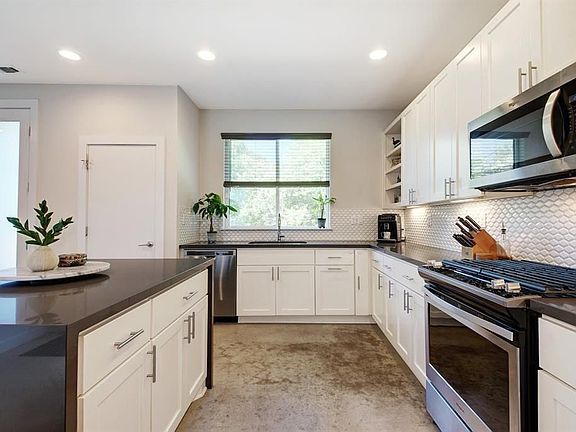 4th image of 4006 Airport Blvd Unit 18