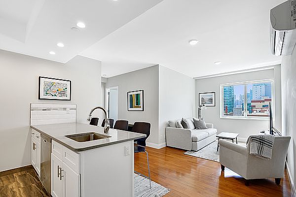 1st image of 4604 Vernon Blvd APT 5C
