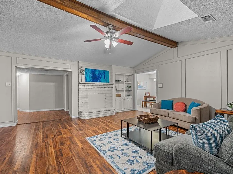 Greenbriar Dr — Photo 4
