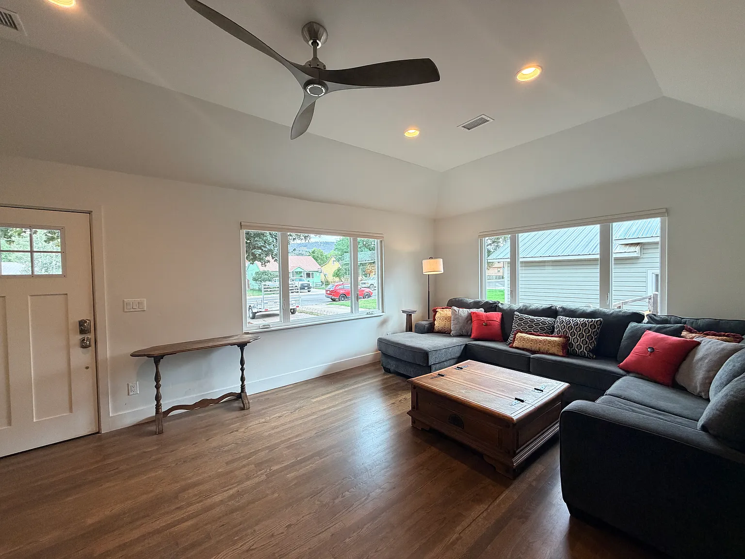 5 bed, 2400 sqft, $4,750 — Photo 3