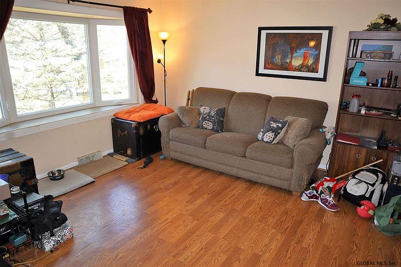 3rd image of 142 WILLOW CREEK Avenue