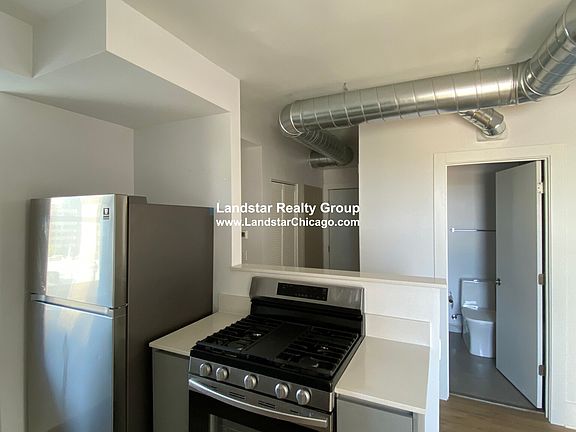 3rd image of 918 Winona Ave #301