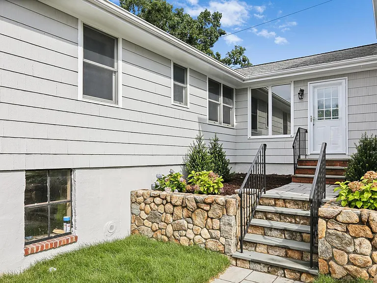 81 Cos Cob Ave #A — Photo 17