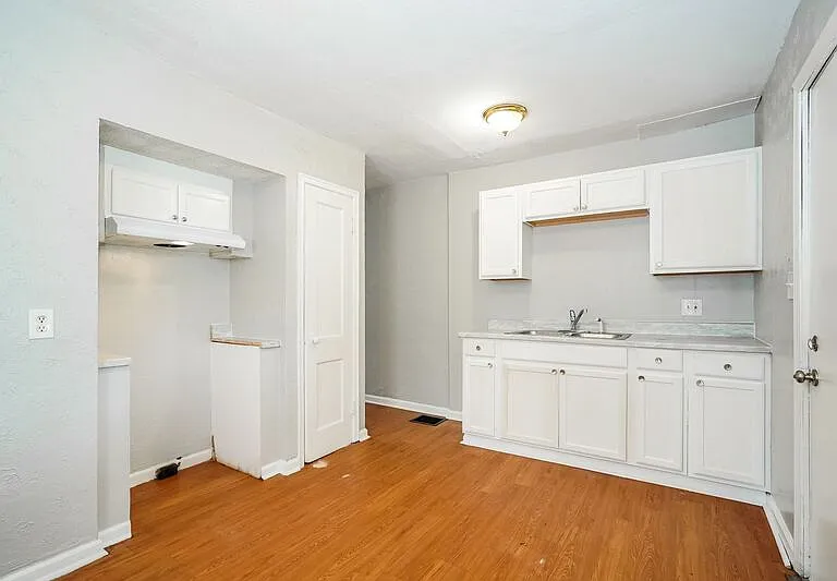 1732-1734 E Whittier St #1734 — Photo 6