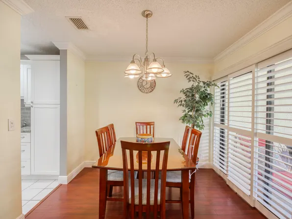 10 Lexington Lane E #B, Palm Beach Gardens, FL 33418