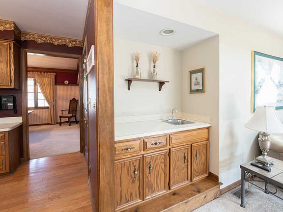 5th image of 1078 Augustana Dr