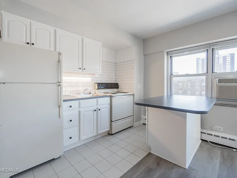 4970 N Marine Dr — Photo 7